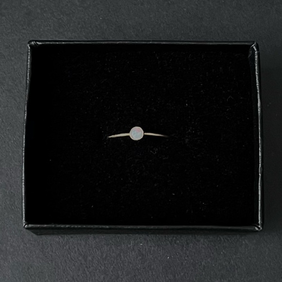 GOLD AND OPAL RING - Picture 3 of 4